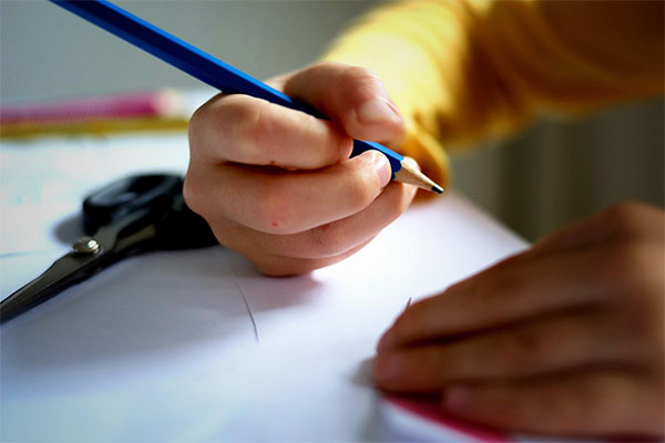 希腊的国际学校以其高质量的教育体系、多元文化环境和先进的教学设施吸引了众多国际学生。首先,这些学校提供多种国际课程,包括IB(国际文凭课程)、IGCSE(剑桥国际中学教育证书)、A-Level和AP课程,满足不同学生的需求。其中,ACS Athens 提供美式教育,Campion School 和 St. Lawrence College 采用英式课程,而 ISA 则是希腊唯一一所全面实施IB课程的学校。